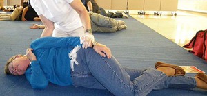 Как помочь человеку при припадке
